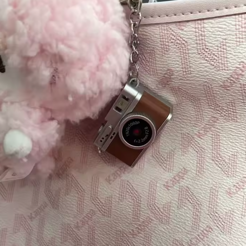 mini camara retro llavero lifestyle