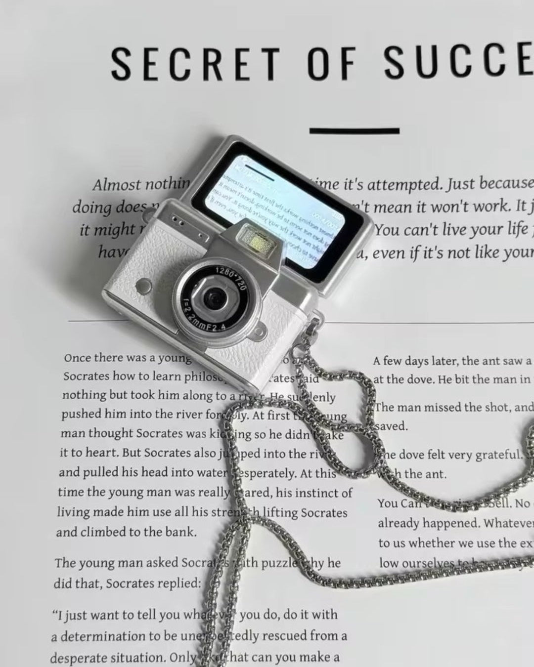 Mini cámara retro capturando recuerdos especiales